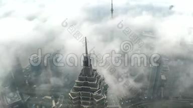 惊心动魄的时光流逝：雾霭笼罩下的金茂大厦，云朵掠过，车水马龙